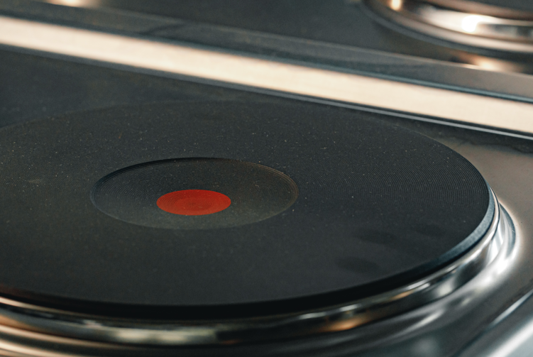 Ist es normal, dass das Kochfeld heiß bleibt