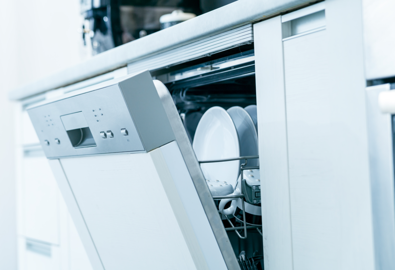 Ist es normal, dass der Geschirrspüler während des Spülens stoppt