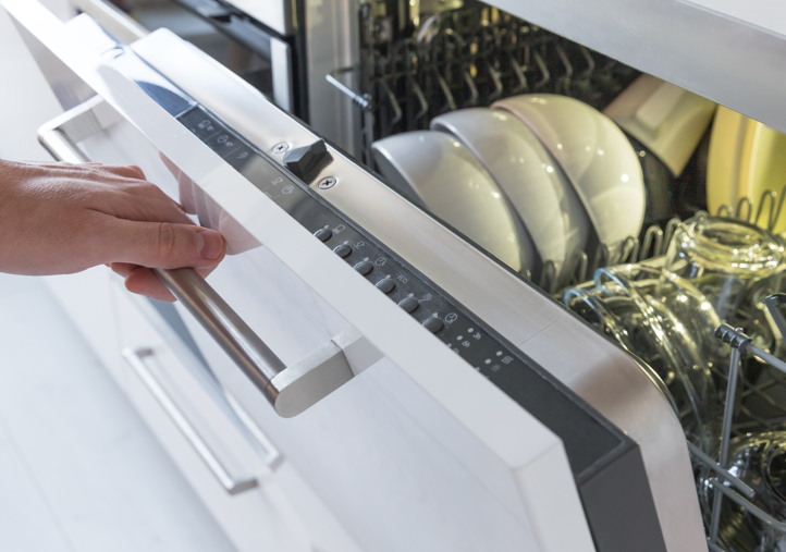 Warum bleiben Wasserflecken auf dem Geschirr