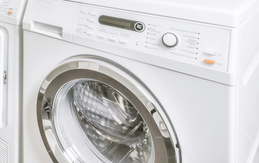 Warum bleibt Waschmittel in der Wäsche