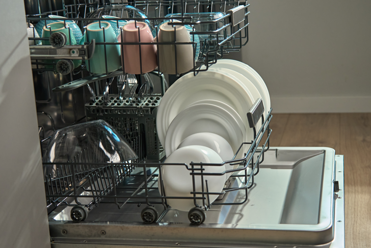 Warum bleibt Wasser im Geschirrspüler stehen