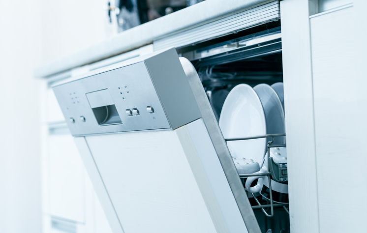 Warum brummt der Geschirrspüler während des Spülens