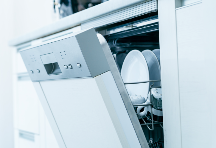 Warum läuft Wasser aus dem Geschirrspüler