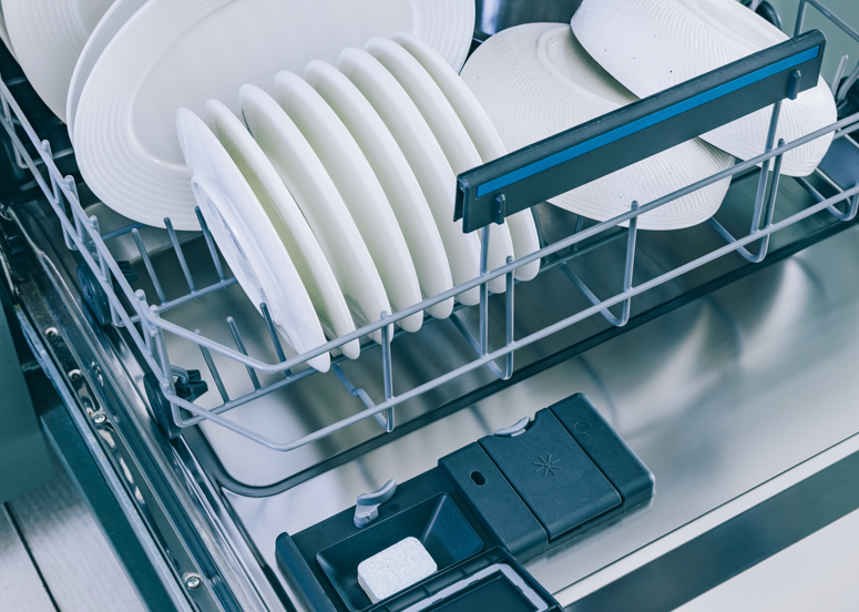 Warum läuft ständig Wasser in den Geschirrspüler