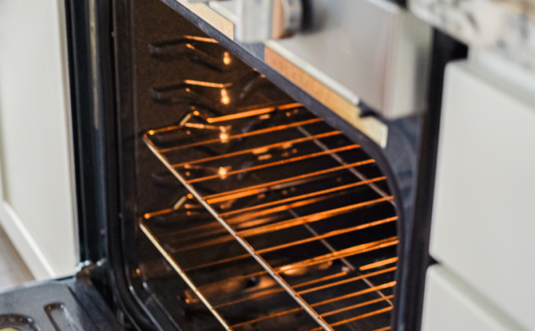 Warum macht der Herd Geräusche beim Einschalten