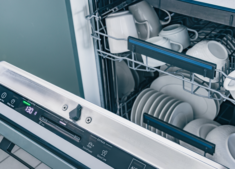 Warum riecht das Geschirr nach dem Spülen schlecht