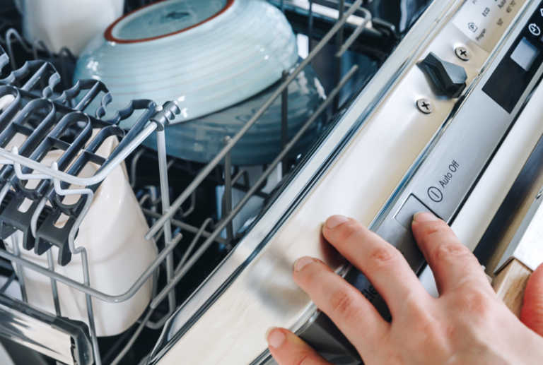 Warum riecht der Geschirrspüler trotz Reinigung schlecht