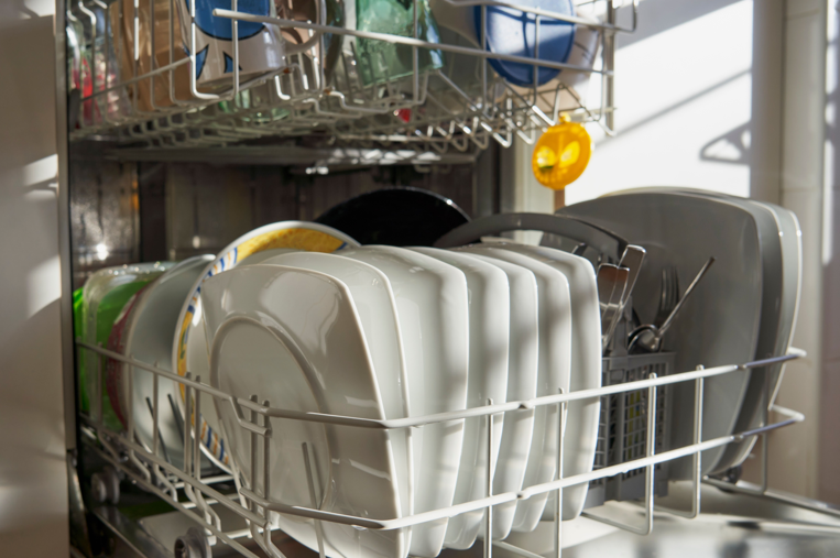 Warum tropft Wasser unter dem Geschirrspüler