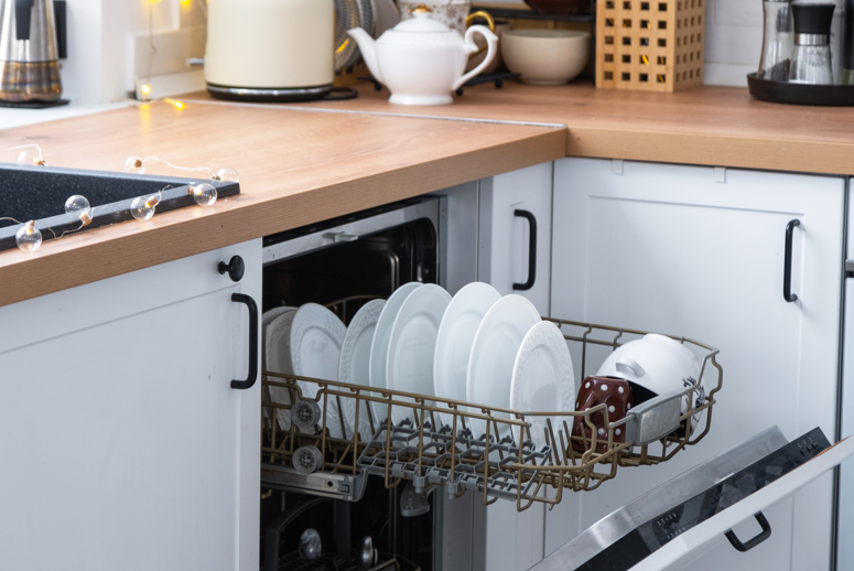 Wie heiß wird ein Geschirrspüler im Betrieb