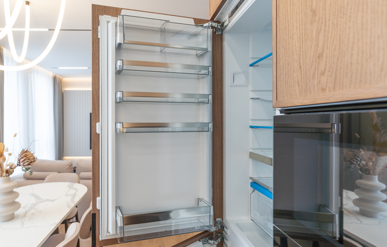 Warum kann ein Kühlschrank nach dem Umzug zunächst ungewöhnlich riechen