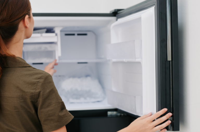 Warum sammelt sich nach dem Transport Wasser im Kühlschrank
