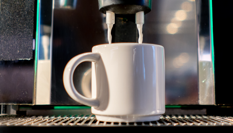 Kaffeevollautomat erhitzt Milch, macht aber keinen Milchschaum