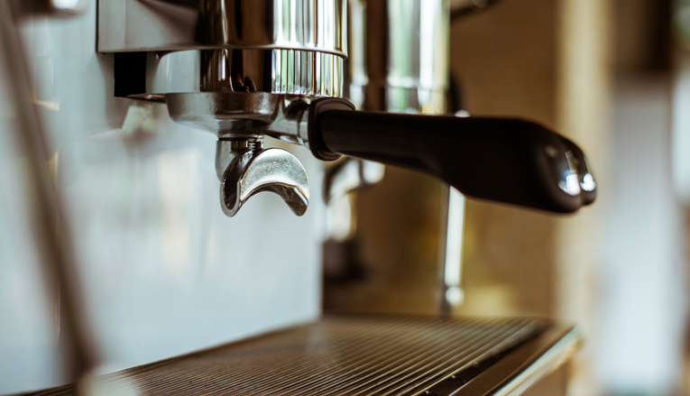 Kaffeevollautomat leitet Wasser in die Tropfschale statt in die Tasse