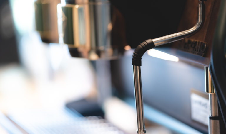 Kaffeevollautomat zeigt „Bohnen nachfüllen“ an