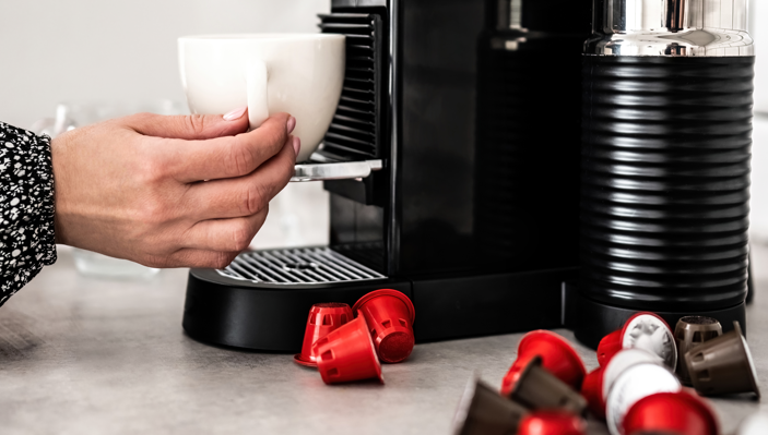 Kapselmaschine sammelt Wasser im Auffangbehälter: