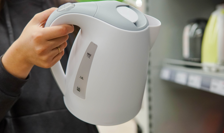 Stecker oder Kabel des Wasserkochers wird warm