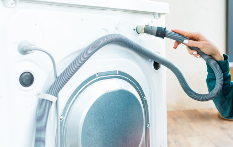 Warum sollte der Wasseranschluss nach dem Umzug bei der Waschmaschine geprüft werden